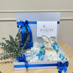 Caja con margaritas, veles, rosa preservada y arcangel