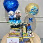 Desayuno con globo, torta, peluches y cilindro de rosas
