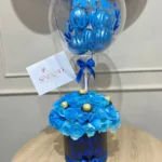 Cilindro en rosas azules, Ferrero Rocher y globo