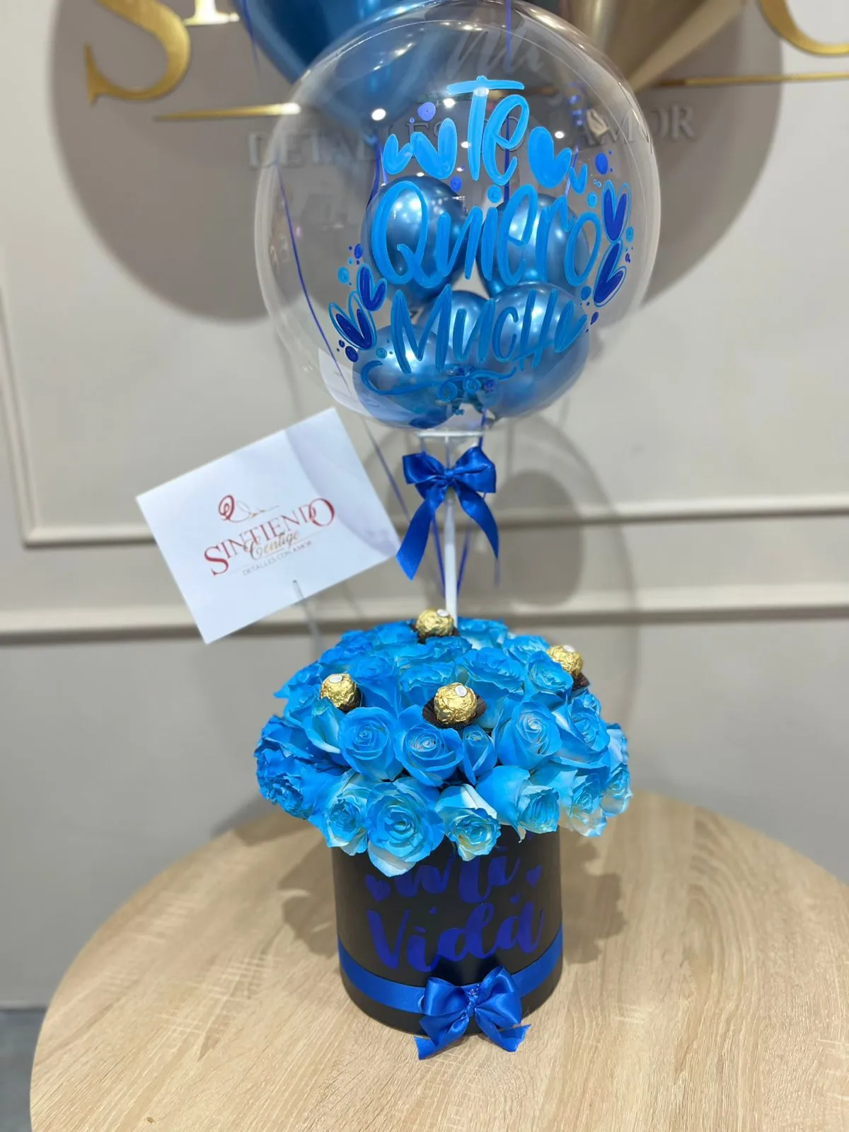 Cilindro en rosas azules, Ferrero Rocher y globo