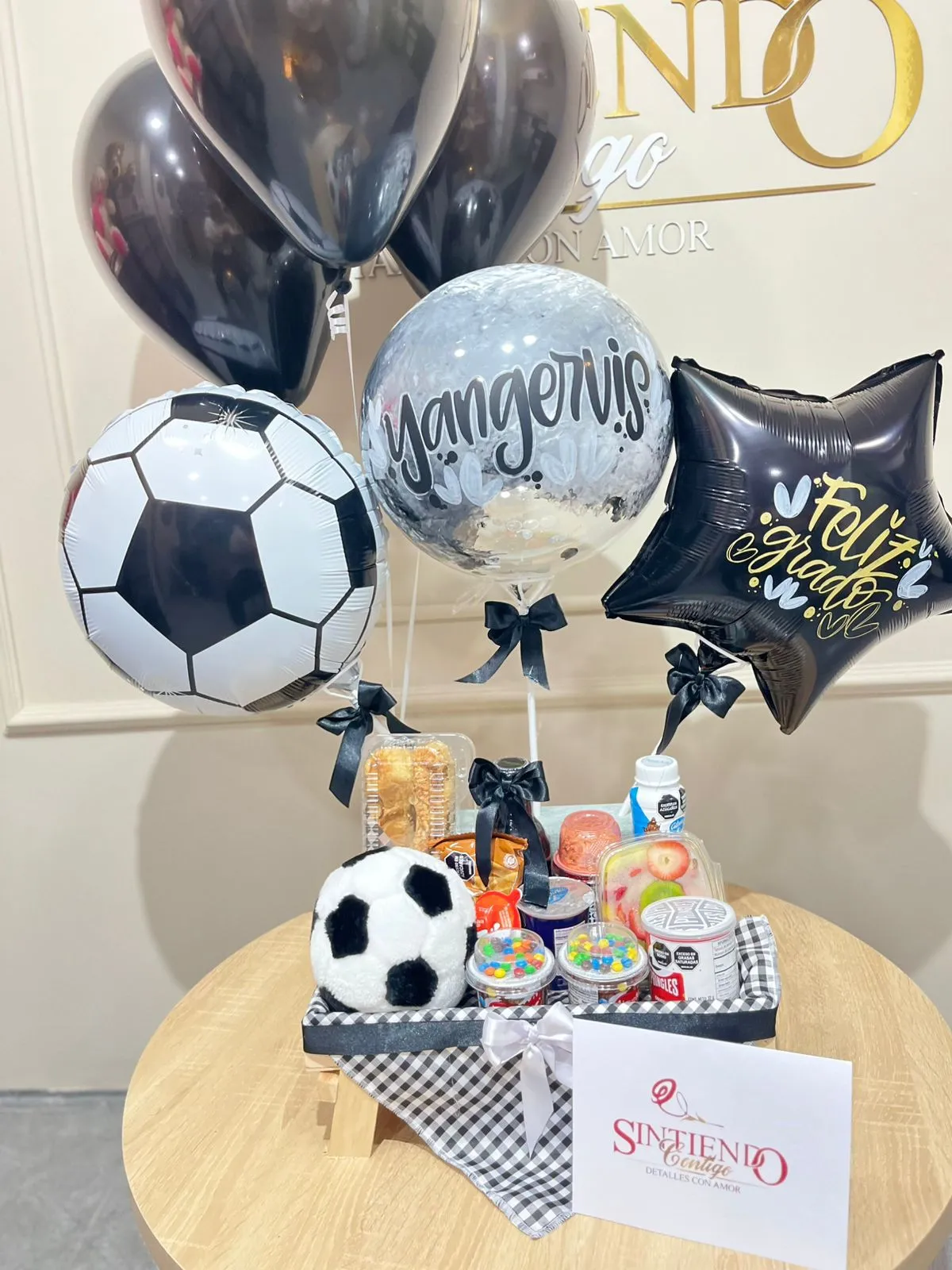 Desayuno con globos y peluche