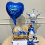 Ramillete de juguetes y rosas