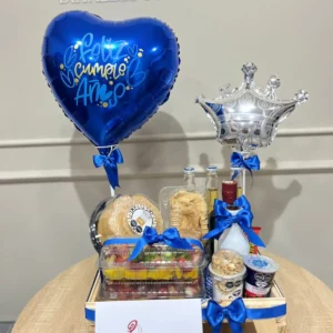 Ramillete de juguetes y rosas