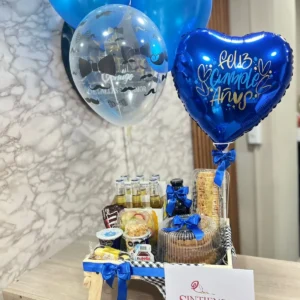 Desayuno con torta y globos con helio