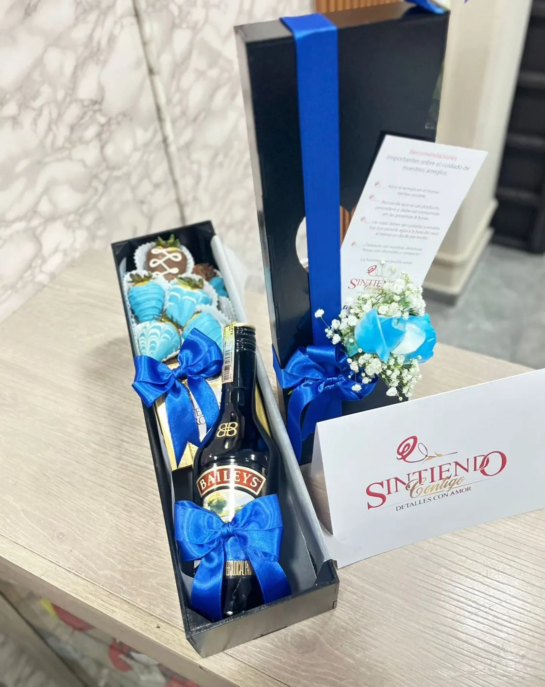 Caja de fresas con chocolate con botella de Bailey's y Ferrero Rocher