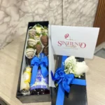 Caja de fresas con chocolate con botella de Ron y Ferrero Rocher