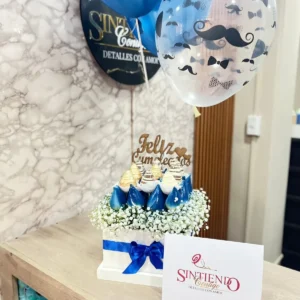 Caja con rosas azules, fresas con chocolate y globos con helio