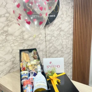 Caja con dulces, fresas con chocolate, botella de JP Chenet y globos con helio