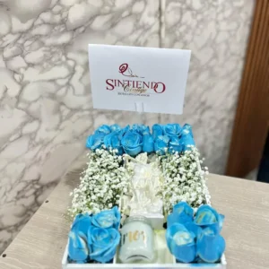 Caja con rosas azules, vela y arcangel