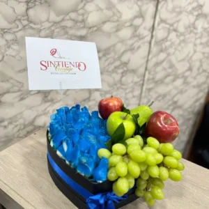Caja con rosas azules y frutas