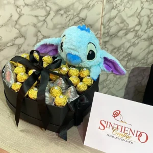 Caja con bombones de chocolate, fresas con chocolate y peluche