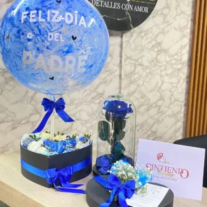 Caja corazon de fresas con chocolate con globo y rosa preservada