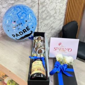 Caja con botella de ron, Ferrero Rocher, fresas con chocolate y globo