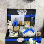 Ancheta con licor, torta, Ferrero Rocher, fresas con chocolate, arcangel y globos con helio