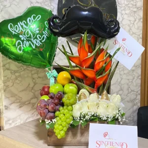 Arreglo con rosas, frutas y globo