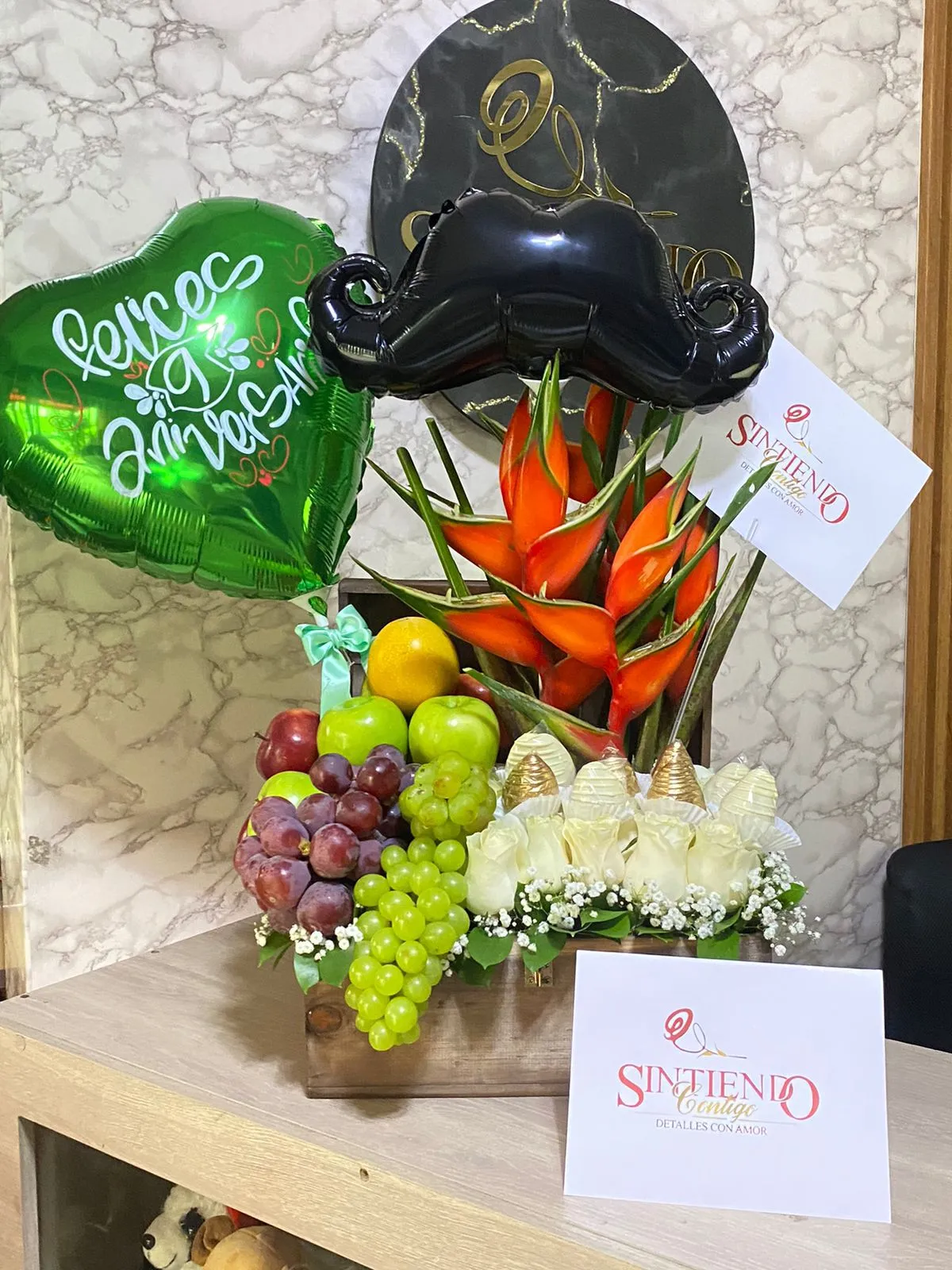 Arreglo con rosas, frutas y globo