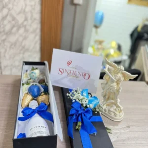 Caja de fresas con chocolate con JP Chenet y arcangel