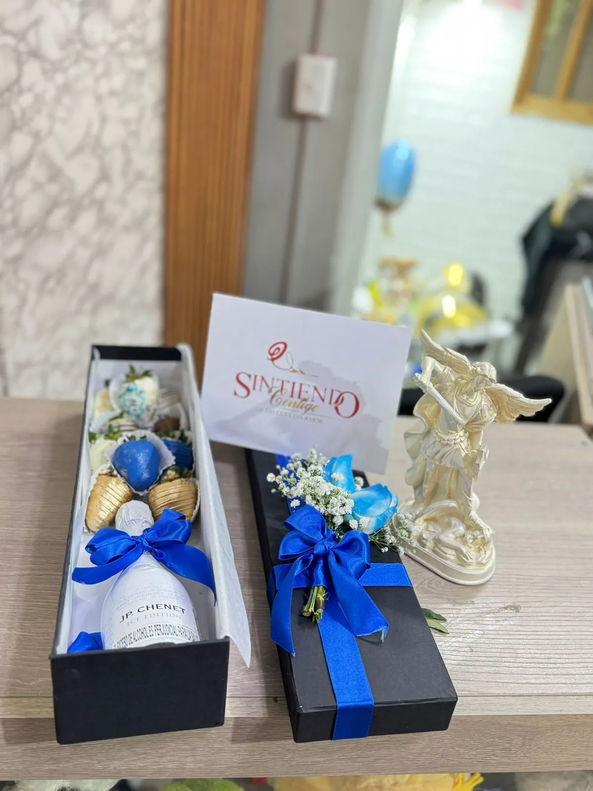 Caja de fresas con chocolate con JP Chenet y arcangel