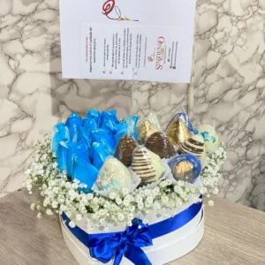 Caja corazon con rosas y fresas con chocolate