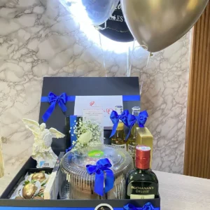 Ancheta especial con torta, fresas con chocolate, botella de buchanas, arcangel y globos con helio