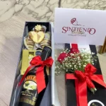 Caja con Ferrero Rocher, fresas con chocolate y botella de Bailey's