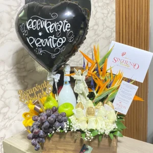 Arreglo floral con rosas, frutas, botella de JP Chenet, arcangel y globo