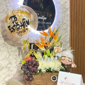 Cofre con rosas, frutas, peluche, botella de Bailey's, fresas con chocolate y globo