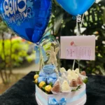 Caja corazon con rosa preservada, arcangel, fresas con chocolate y globos con helio